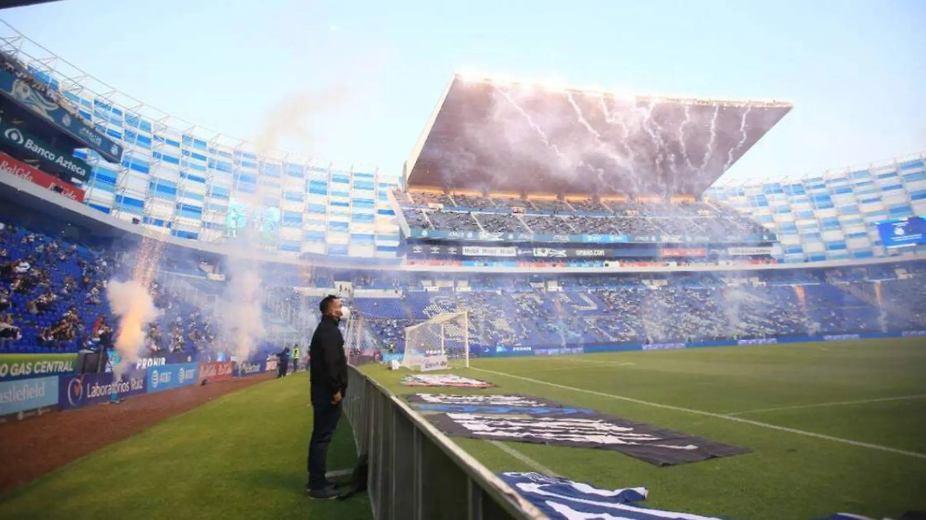 se analiza la posibilidad de prohibir la entrada a las barras, la regularización de la ingesta de bebidas alcohólicas, así como la identificación de las personas para ingresar al estadio Cuauhtémoc